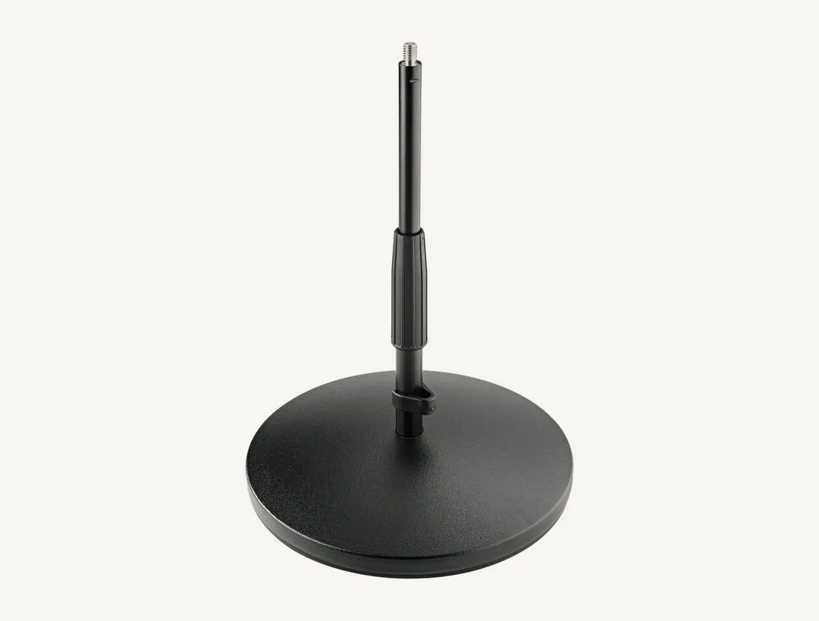 Pied de micro bas K&M 23320 noir, socle rond en fonte et manchon de serrage sur le tube