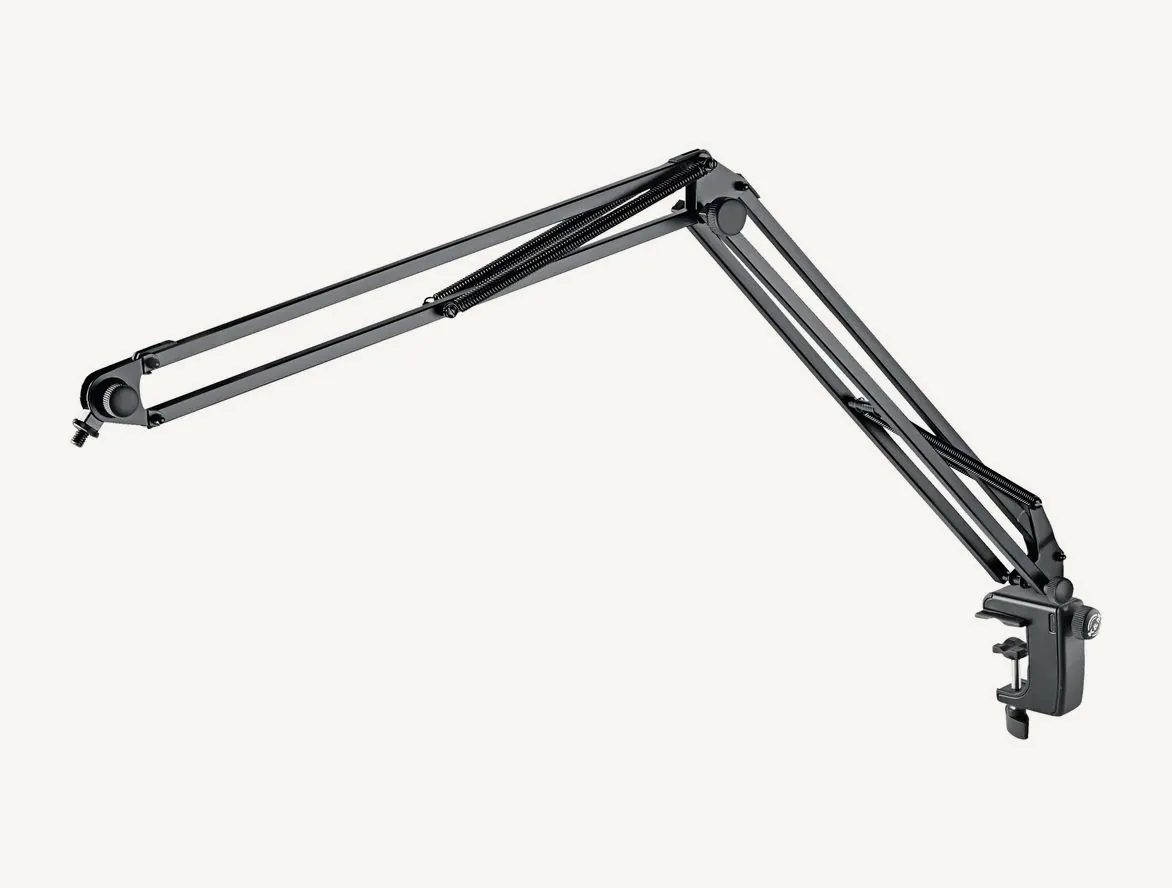 Bras de micro articulé K&M 23840 noir, déployé, fixé par sa pince de bureau