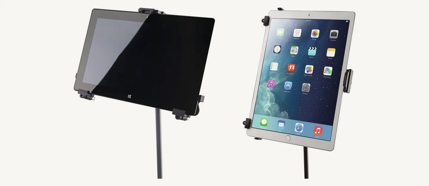 Support K&M 19790 tenant une tablette Surface en paysage et un iPad en portrait
