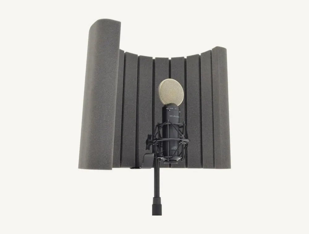 Flexi Screen Lite v2 monté autour d'un micro de studio en suspension, vu de face