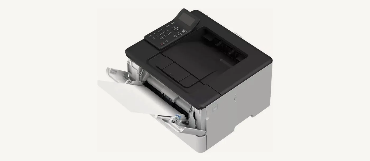 Canon LBP246dw II avec le bac multifonction de 100 feuilles ouvert en façade