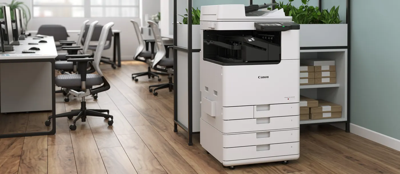 Canon imageRUNNER C3326i installé dans un bureau, avec quatre tiroirs à papier numérotés de 1 à 4 grâce à la Cassette Feeding Unit-AW1