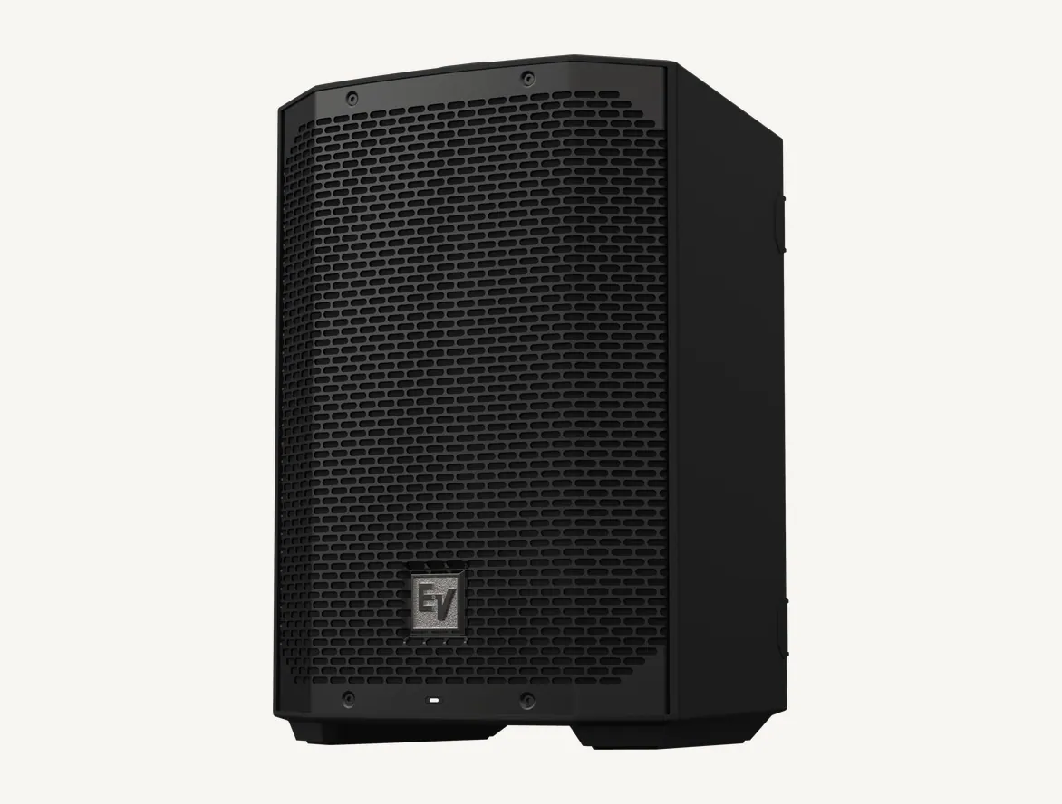 Enceinte Electro-Voice EVERSE 8 noire vue de trois quarts, grille en acier et logo EV