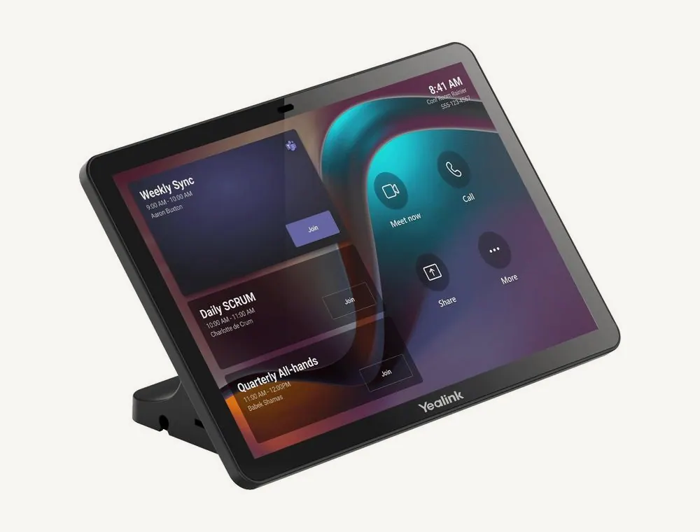 Console tactile Yealink CTP25 de 10,1 pouces posée sur son pied, écran d'accueil Teams affiché