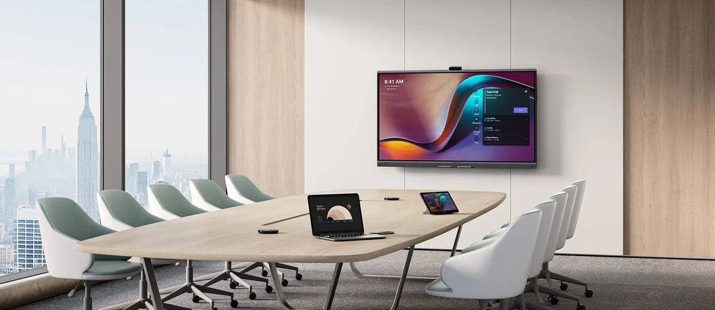 MeetingBoard Pro fixée au mur d'une salle de réunion lumineuse, table et fauteuils blancs