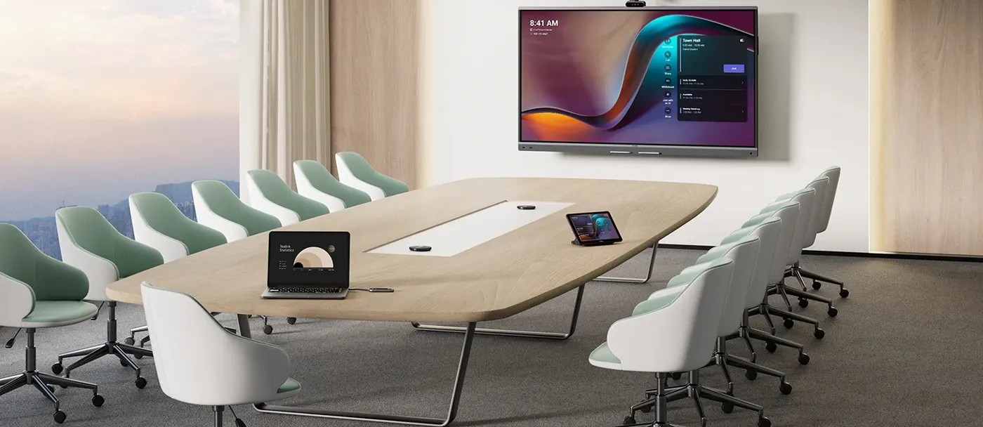 Grande salle de réunion avec une MeetingBoard Pro fixée au mur en bout de table