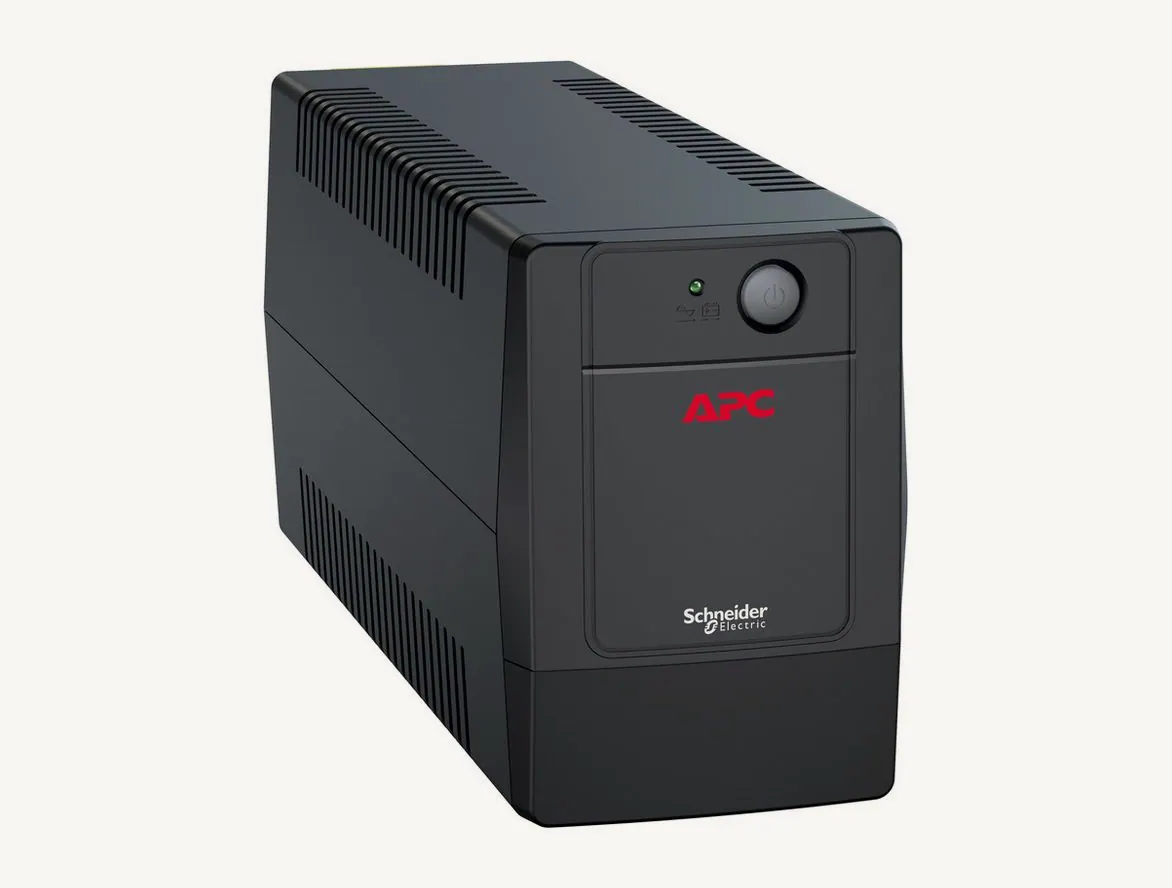 Onduleur APC Easy UPS BVG700I-GR vu de trois quarts, façade noire avec bouton marche et voyant