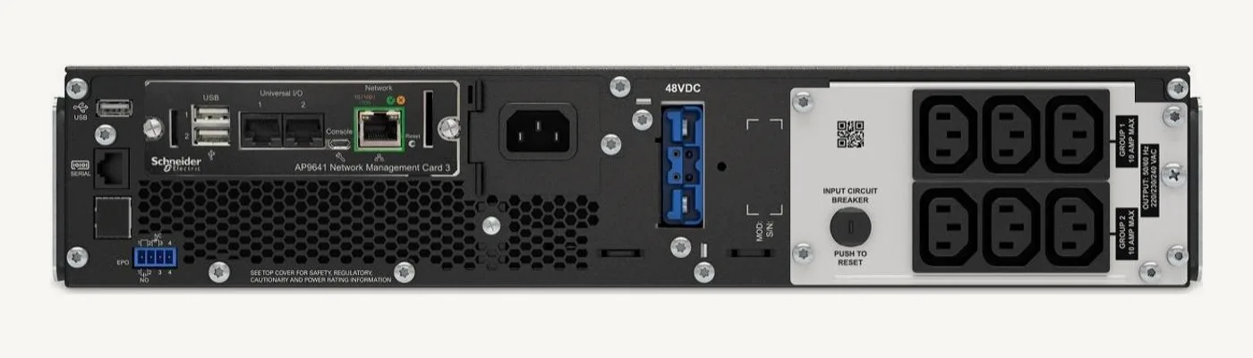 Face arrière de l'APC SRT1500RMXLI-NC : carte réseau dans le SmartSlot, entrée C14, connecteur de pack batteries et six prises C13
