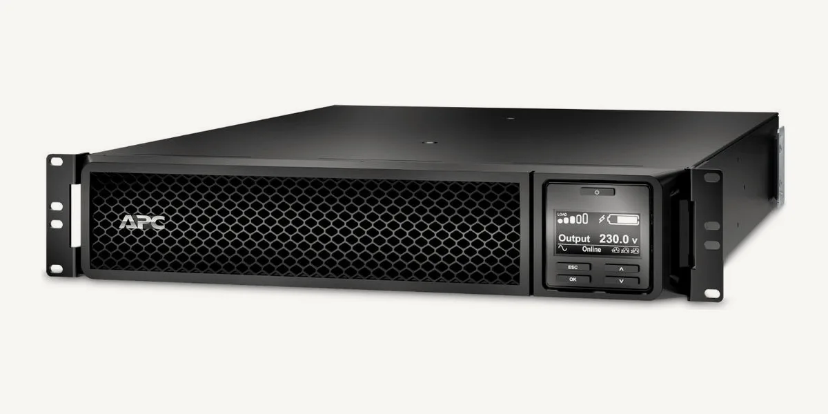 Onduleur APC Smart-UPS SRT1500RMXLI-NC au format rack 2U, façade grillagée et écran LCD