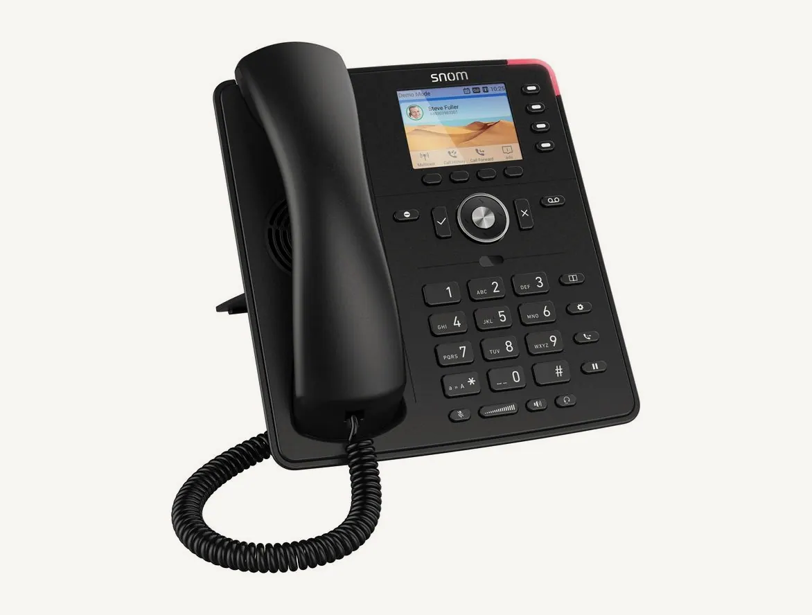Téléphone IP Snom D713 noir vu de trois quarts, combiné posé, écran couleur allumé