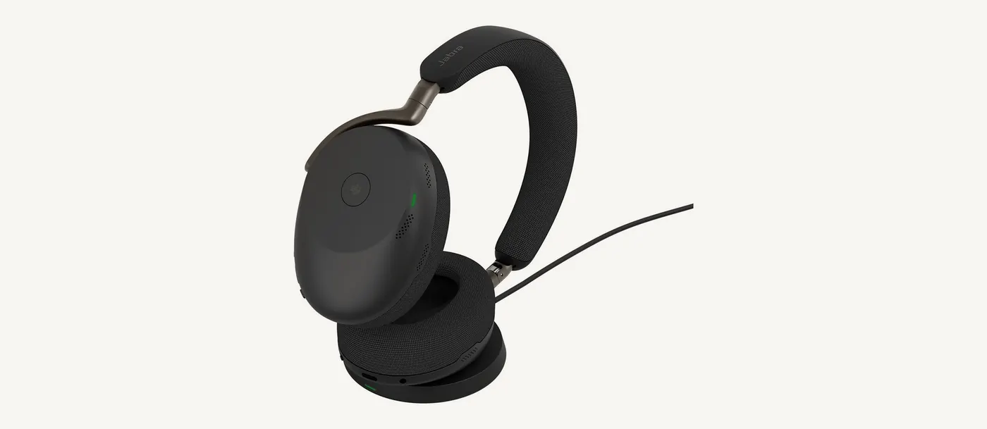 Jabra Evolve3 85 posé sur son chargeur à induction, câble branché