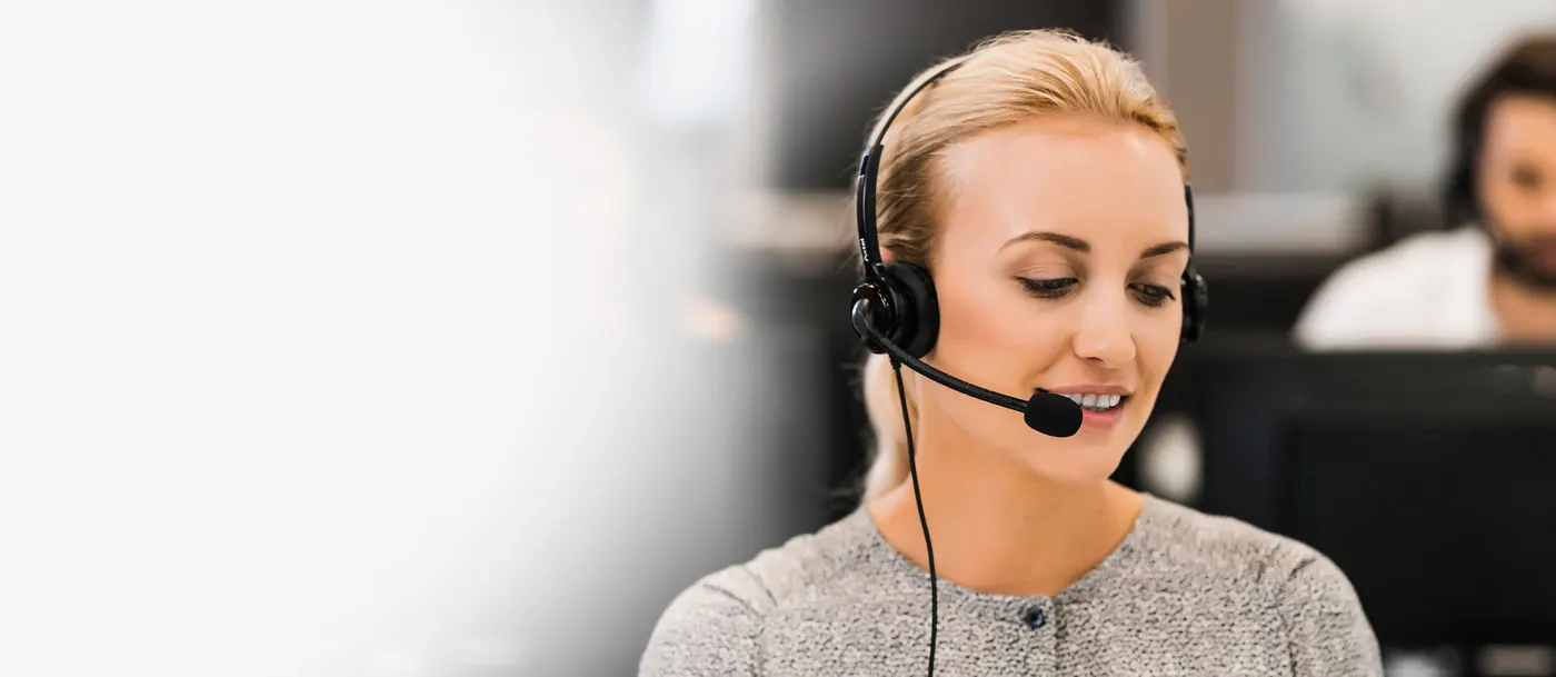 Conseillère portant le micro-casque Axtel M2 duo NC à son poste de travail