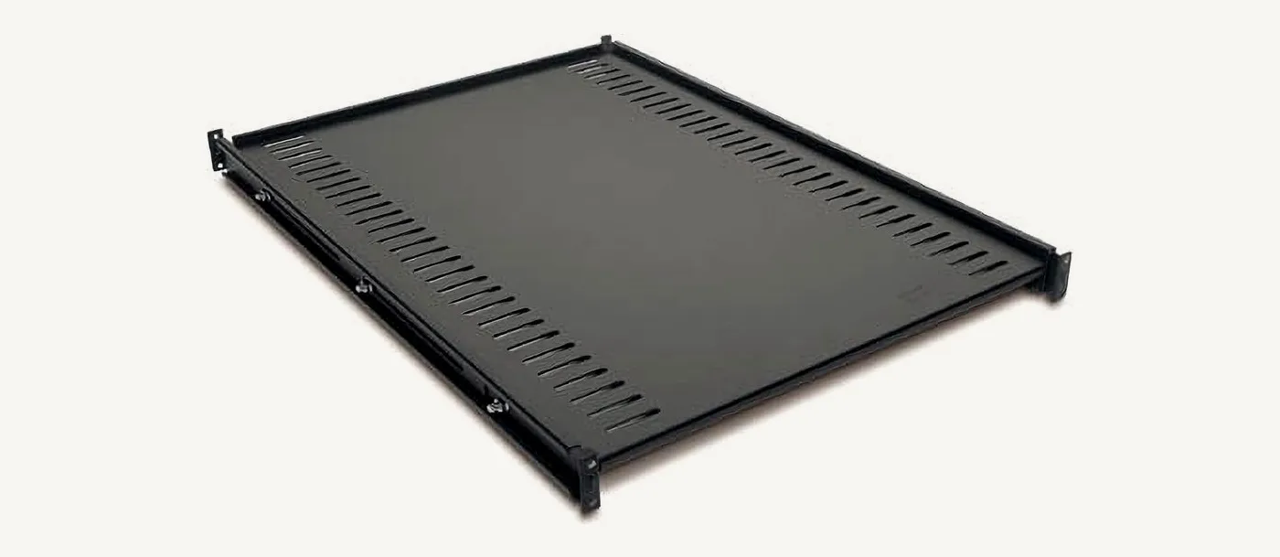 Support fixe APC AR8122BLK 1U noir, plateau ajouré vu de trois quarts