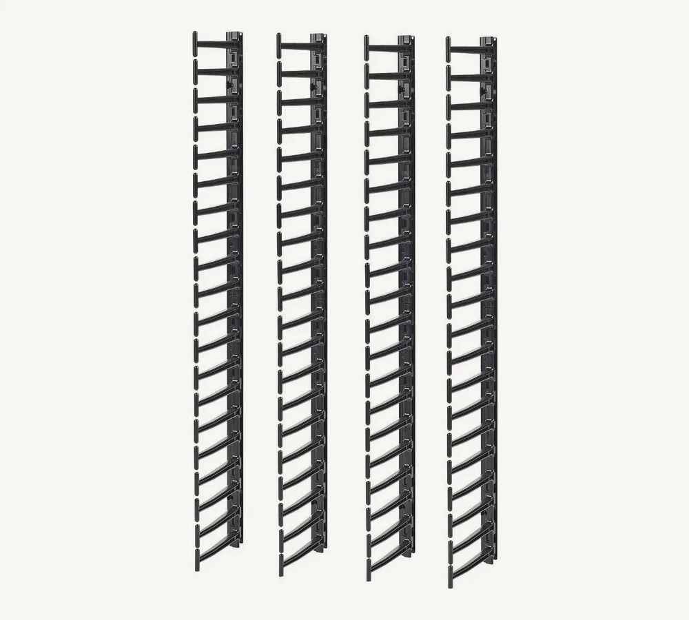Les quatre guide-câbles verticaux APC AR7717A côte à côte