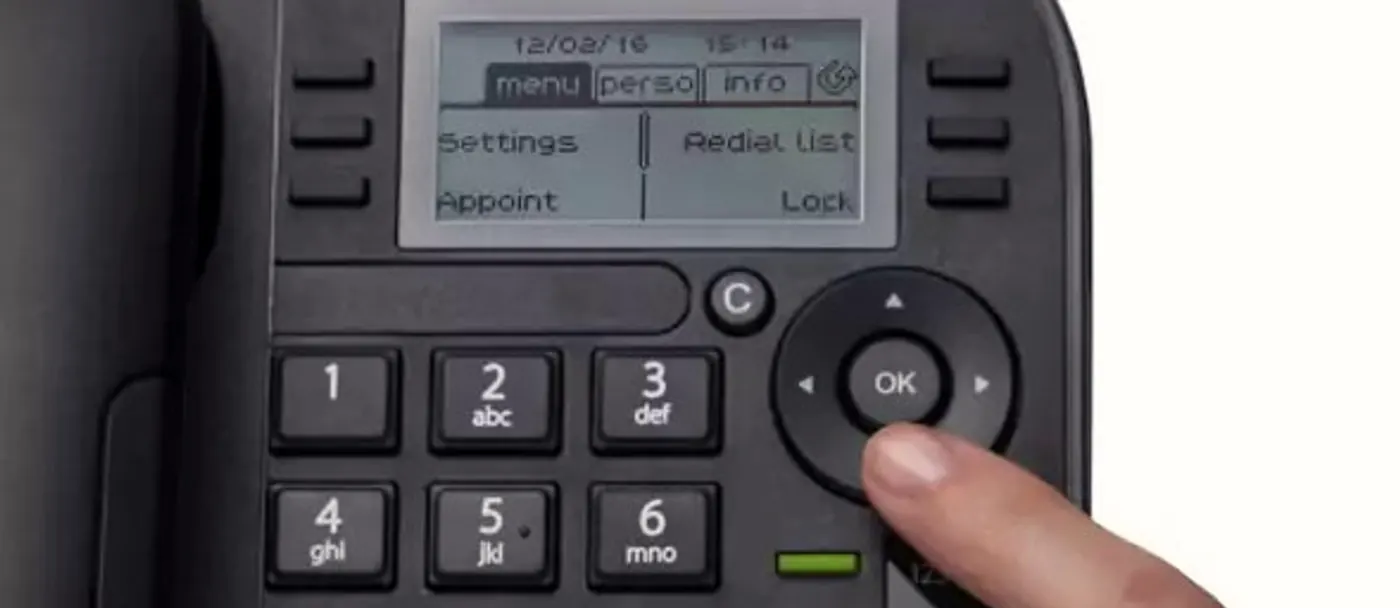 Écran du 8018 DeskPhone avec ses touches contextuelles et le navigateur OK