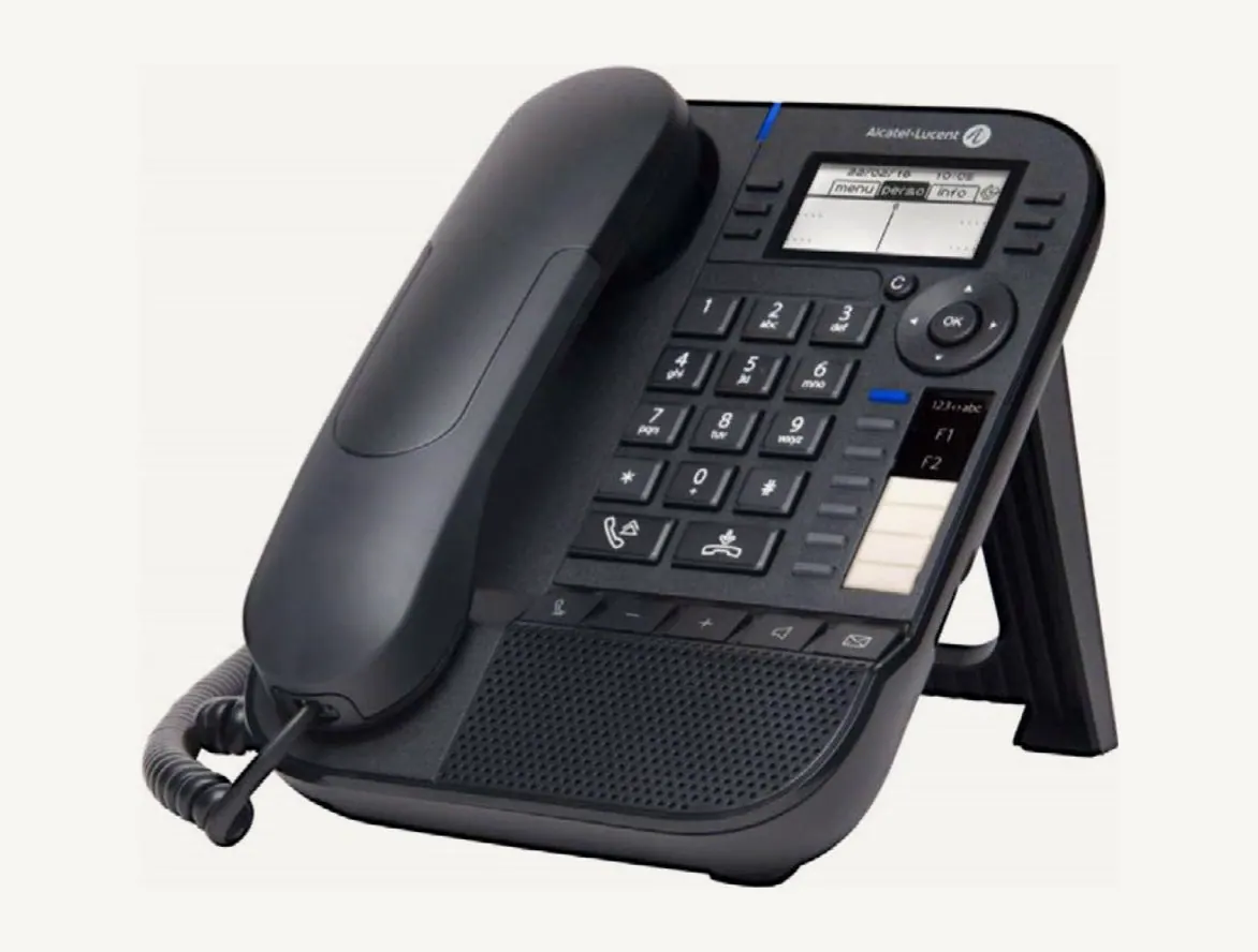 Téléphone IP Alcatel-Lucent 8018 DeskPhone vu de trois quarts, combiné posé et pied déplié
