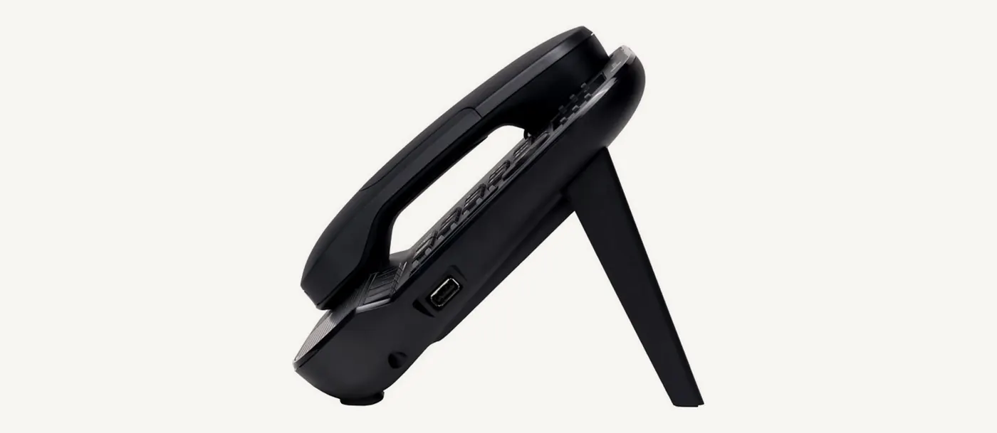 Profil du 8018 DeskPhone montrant le port USB sur le flanc et le pied incliné