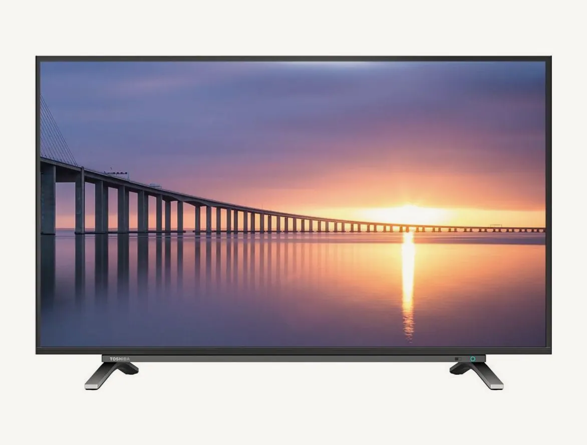 Téléviseur Toshiba 43L3965EV vu de face, écran allumé, sur ses deux pieds noirs