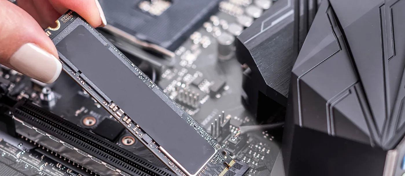 Barrette SSD M.2 insérée en biais dans le connecteur M.2 d'une carte mère