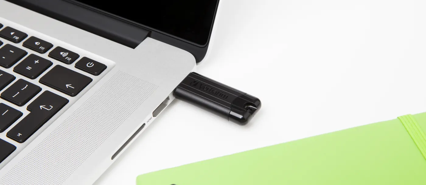 Clé USB Verbatim PinStripe branchée sur le port USB-A d'un ordinateur portable