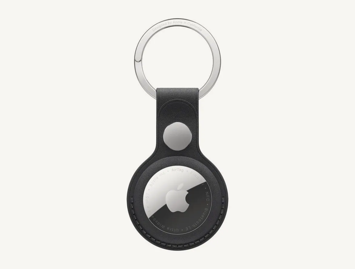 Porte-clés Apple en tissage fin noir avec AirTag en place et anneau en acier inoxydable