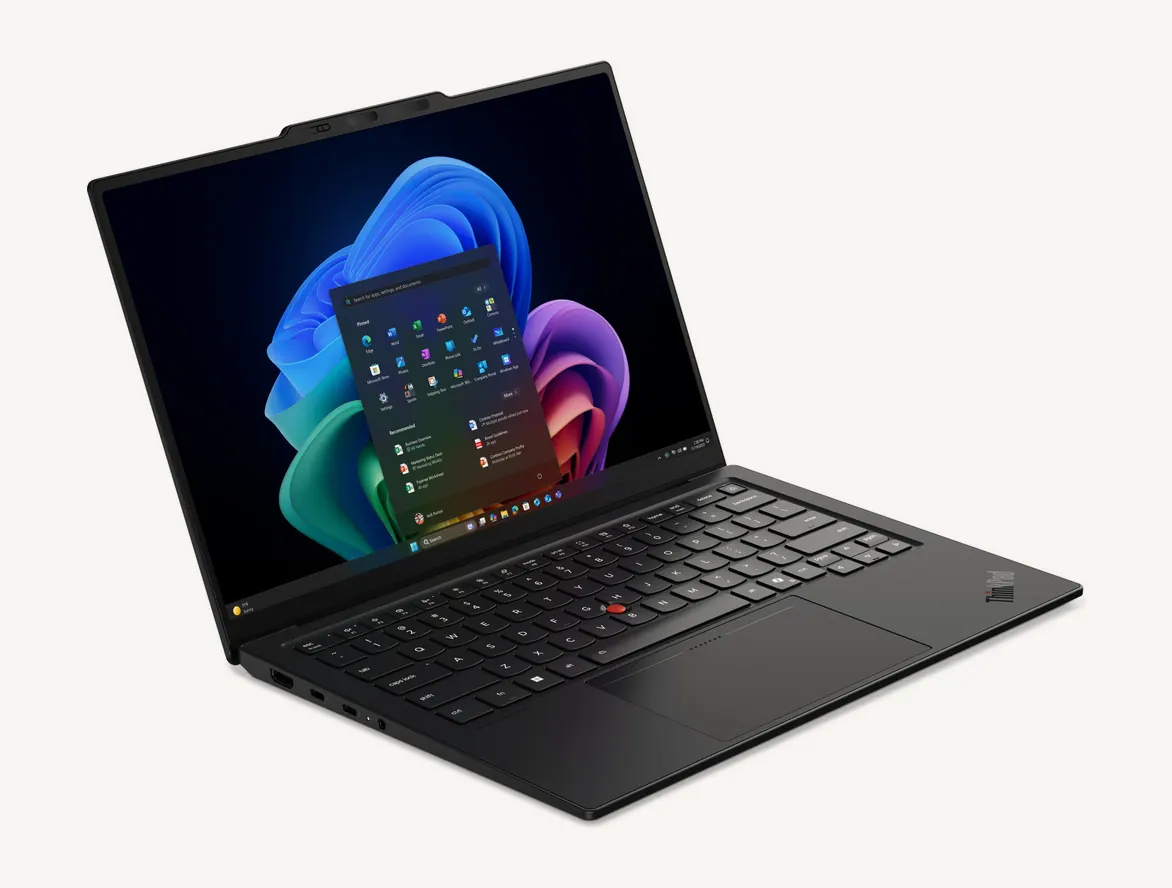 Lenovo ThinkPad X1 Carbon Gen 14 noir ouvert de trois quarts, clavier à TrackPoint rouge et ports sur le flanc gauche