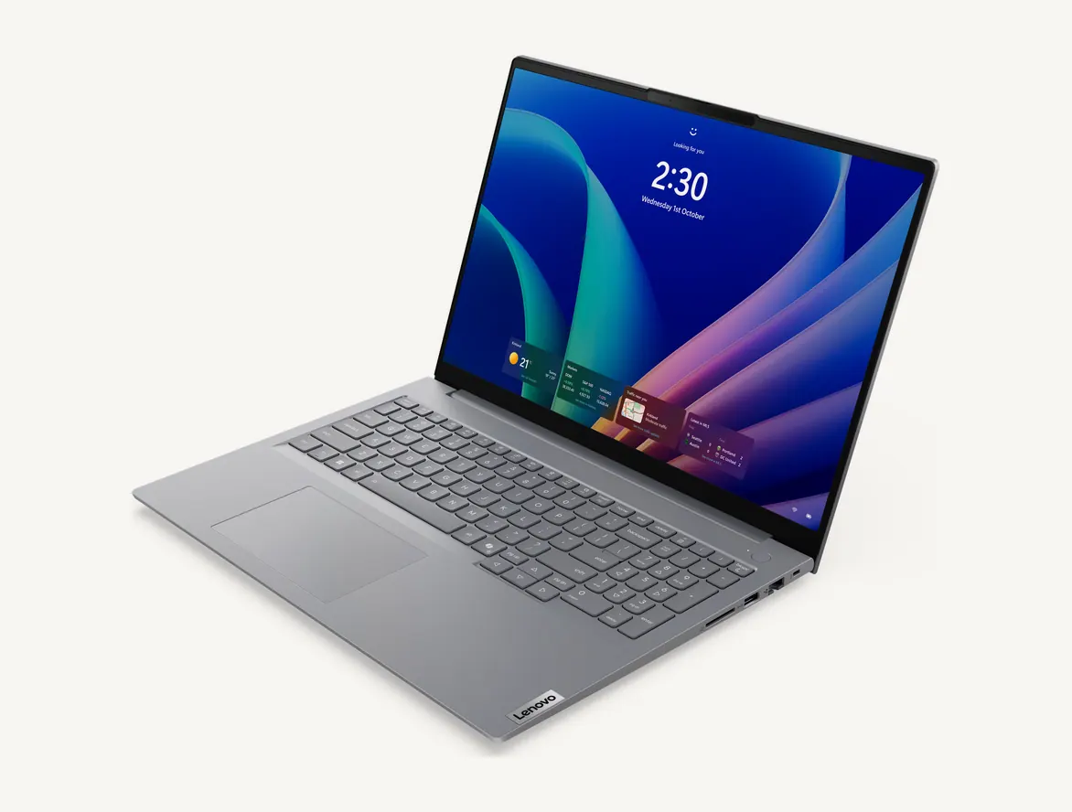 Lenovo ThinkBook 16 G9 gris arctique ouvert de trois quarts, clavier avec pavé numérique