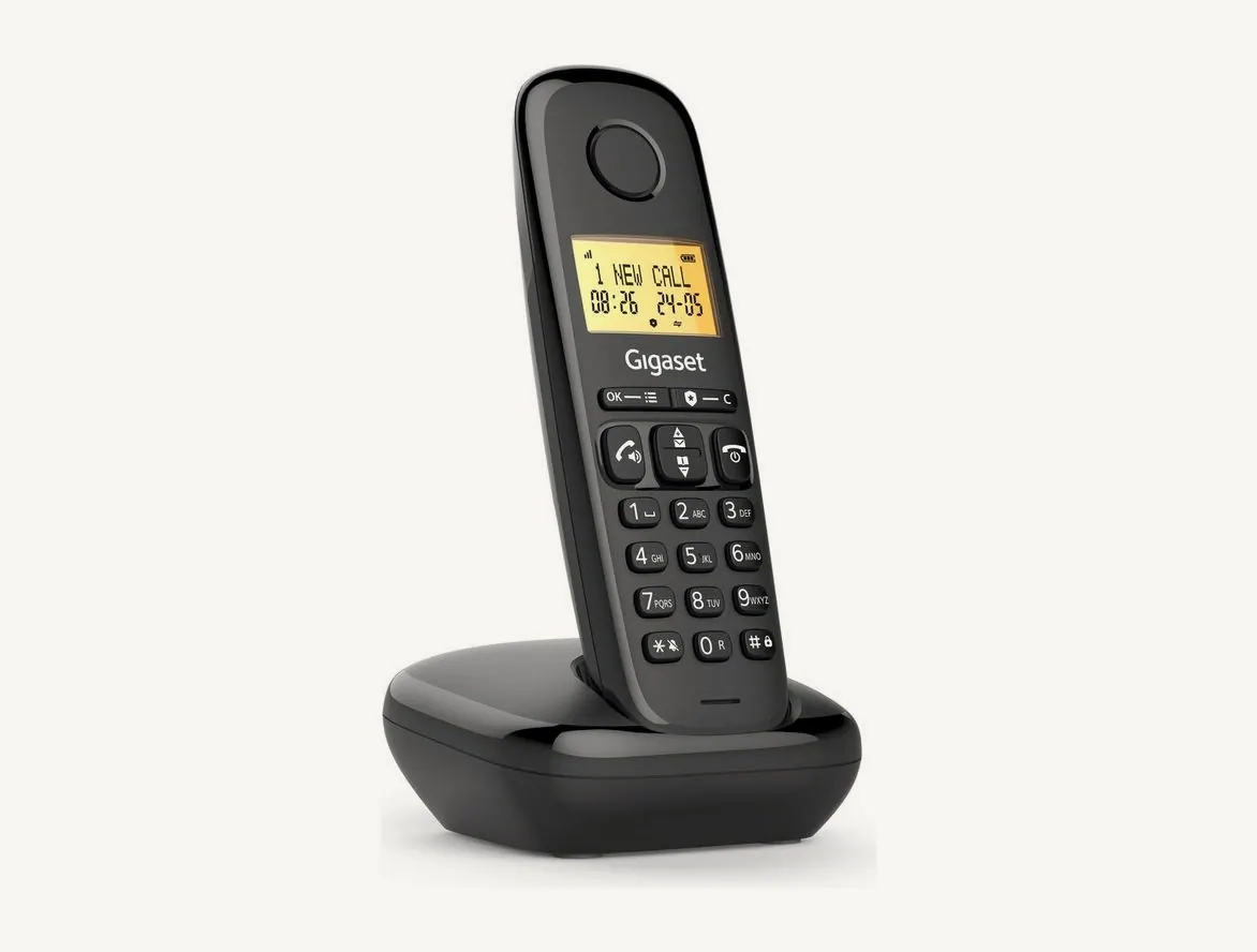 Téléphone sans fil Gigaset BASIC 100 noir posé sur sa base, écran ambré allumé