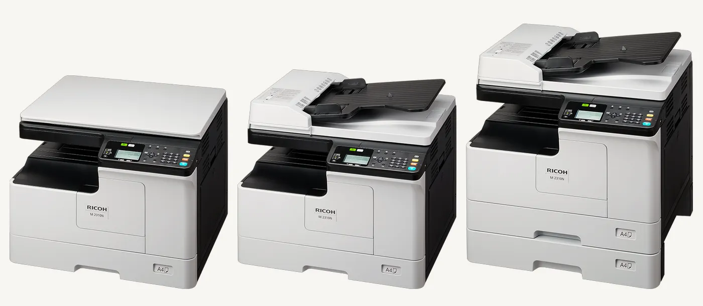 Trois Ricoh M 2310N côte à côte : avec couvercle d'exposition, avec chargeur ARDF, avec chargeur ARDF et second magasin papier