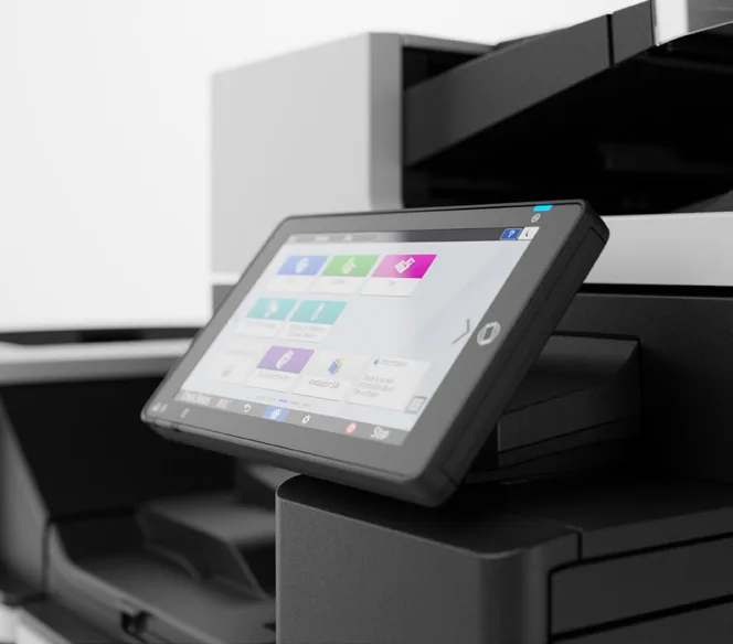 Gros plan sur l'écran tactile Smart Operation Panel de 10,1 pouces d'un multifonction Ricoh IM C, icônes de copie, de numérisation et de fax affichées