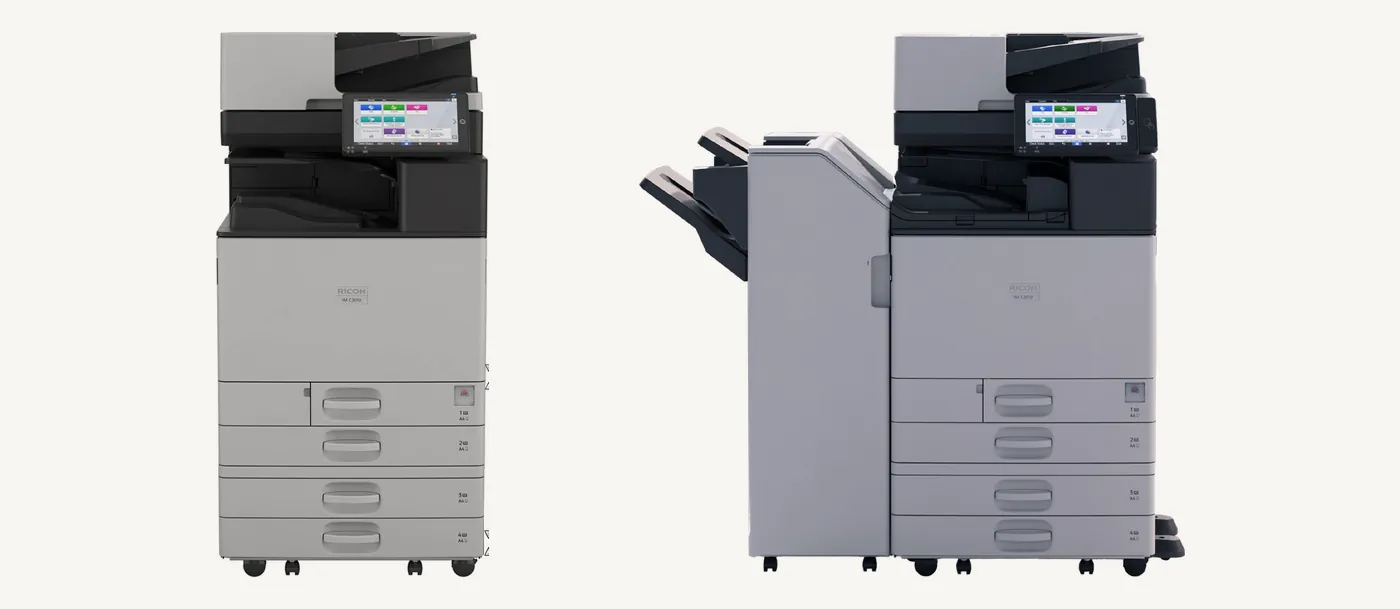 Deux configurations de la Ricoh IM C3010 : sur deux magasins de 550 feuilles supplémentaires, puis avec un finisseur latéral