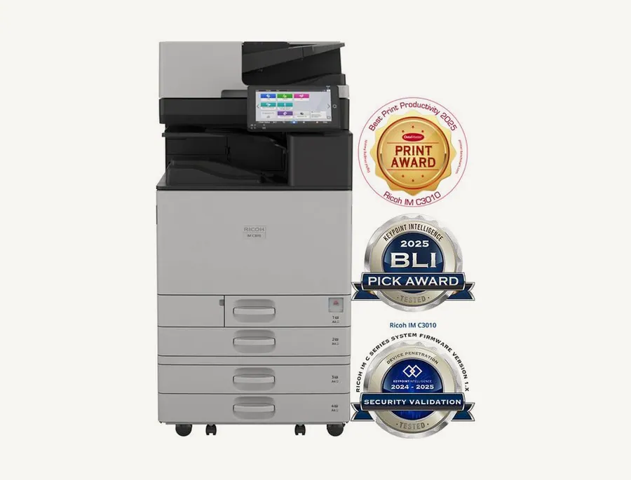 Ricoh IM C3010 de face avec les distinctions DataMaster Print Award 2025, BLI Pick Award 2025 et validation de sécurité Keypoint Intelligence