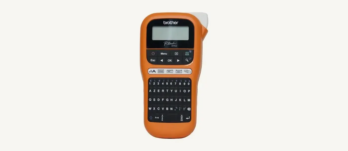 Face avant de l&rsquo;&eacute;tiqueteuse Brother PT-E110VP&nbsp;: &eacute;cran LCD, touches de fonction et clavier AZERTY avec pav&eacute; num&eacute;rique