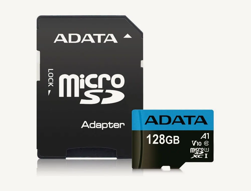 Carte microSDXC ADATA Premier 128 Go posée devant son adaptateur SD